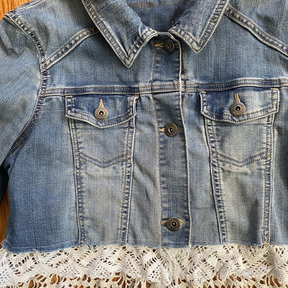 Wrangler Blue Denim Jacket with White Lace Accents Medium - Picture 4 of 7